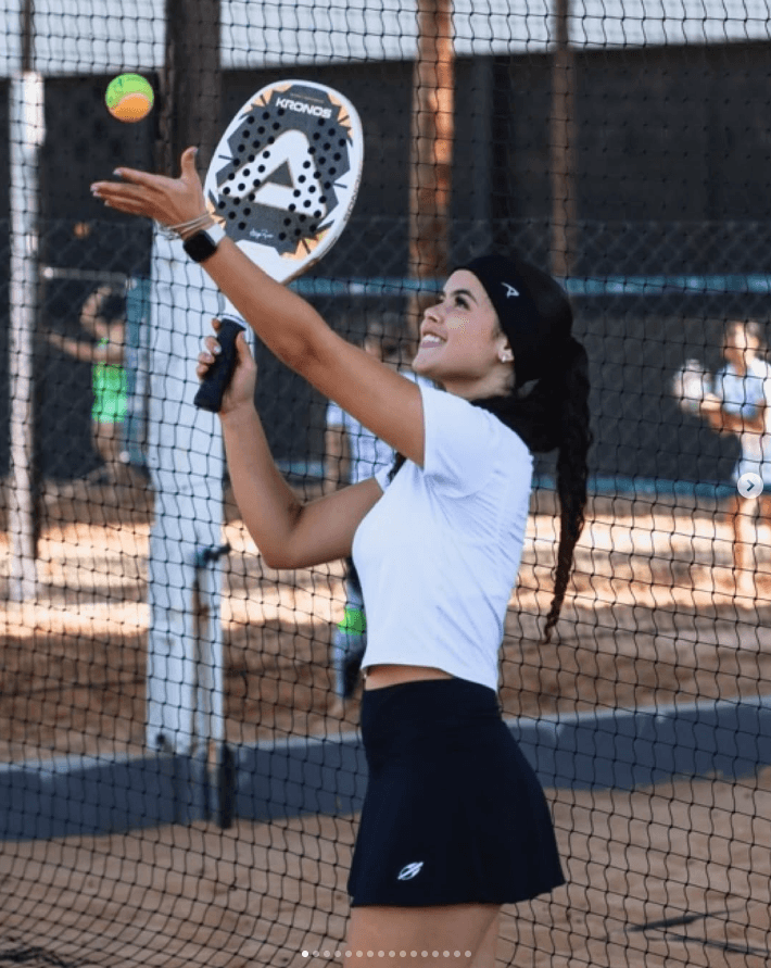 Jogadora em posição de ataque na quadra