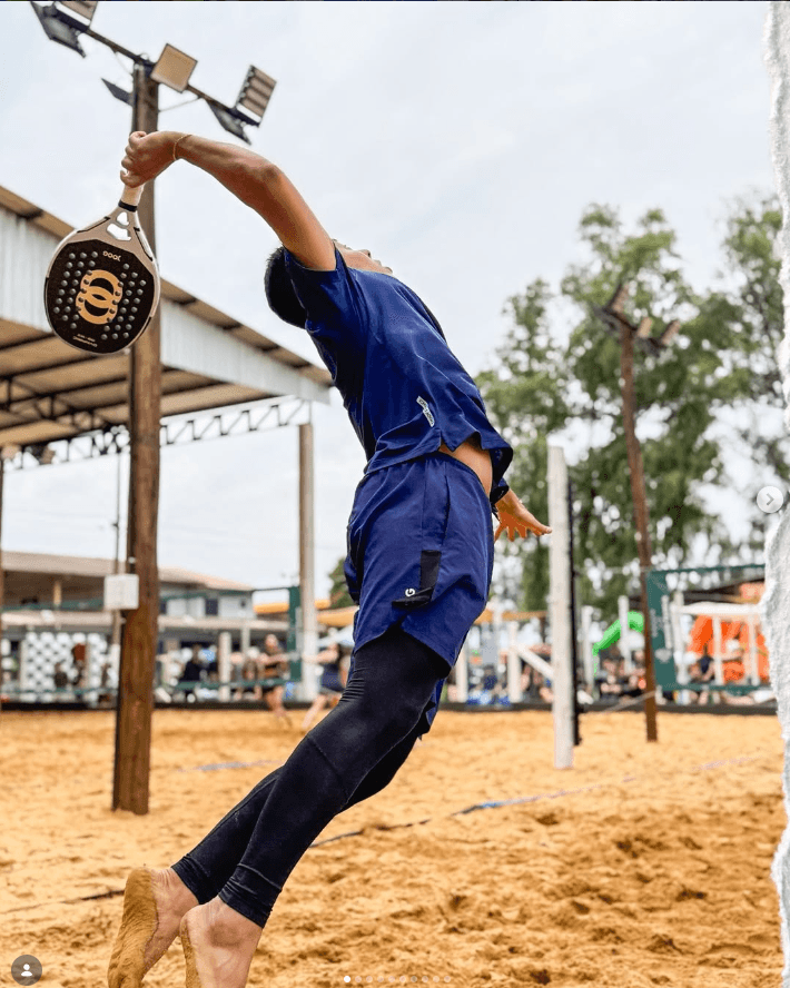 Atleta saltando para executar um smash