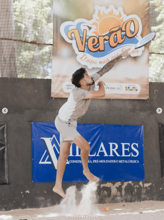 Atleta em salto durante torneio na Arena B2 Burilli